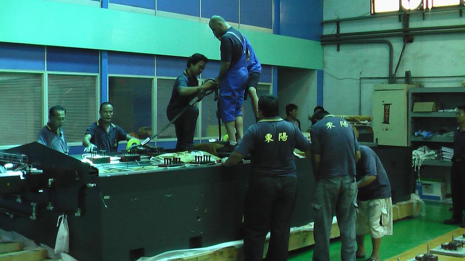 配合德國技師準備吊掛