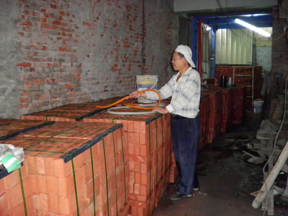 舊房屋整修-紅磚塊澆水中