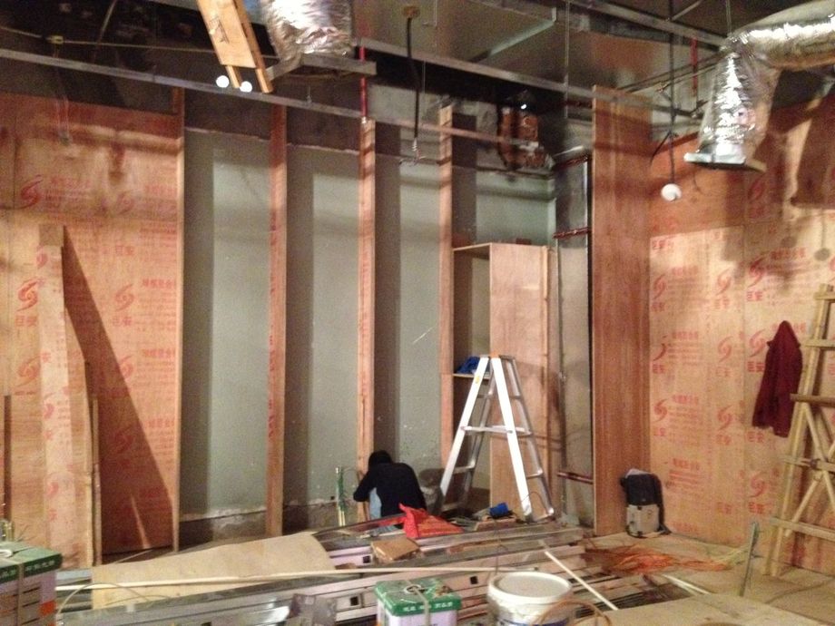 店面設計裝潢-木作牆壁施工中