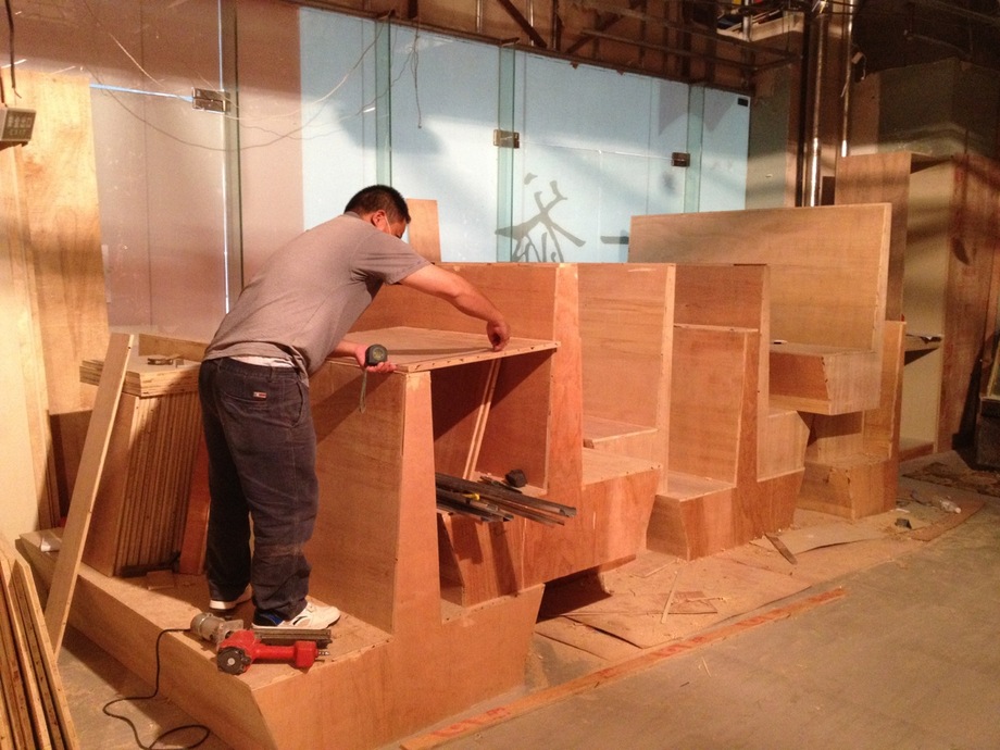 店面設計裝潢-木作椅子施工中