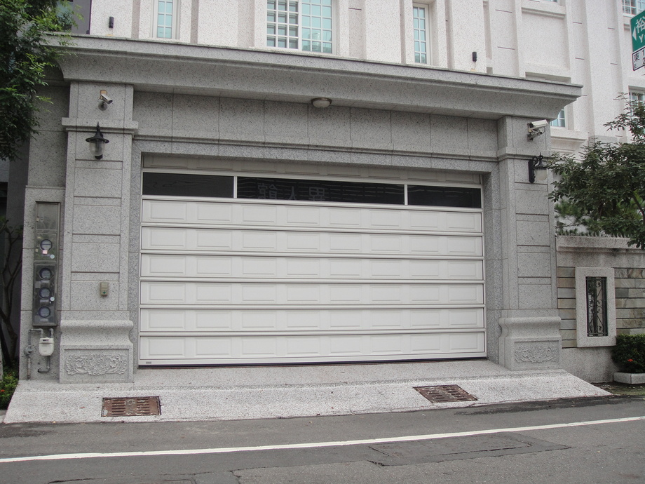 舊屋整修翻新-鍍鋁鋅快速捲門安裝規劃