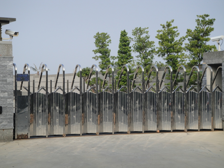 舊屋翻修整新-電動伸縮門規劃安裝