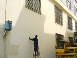 舊屋翻修-廠房外牆防水施工中