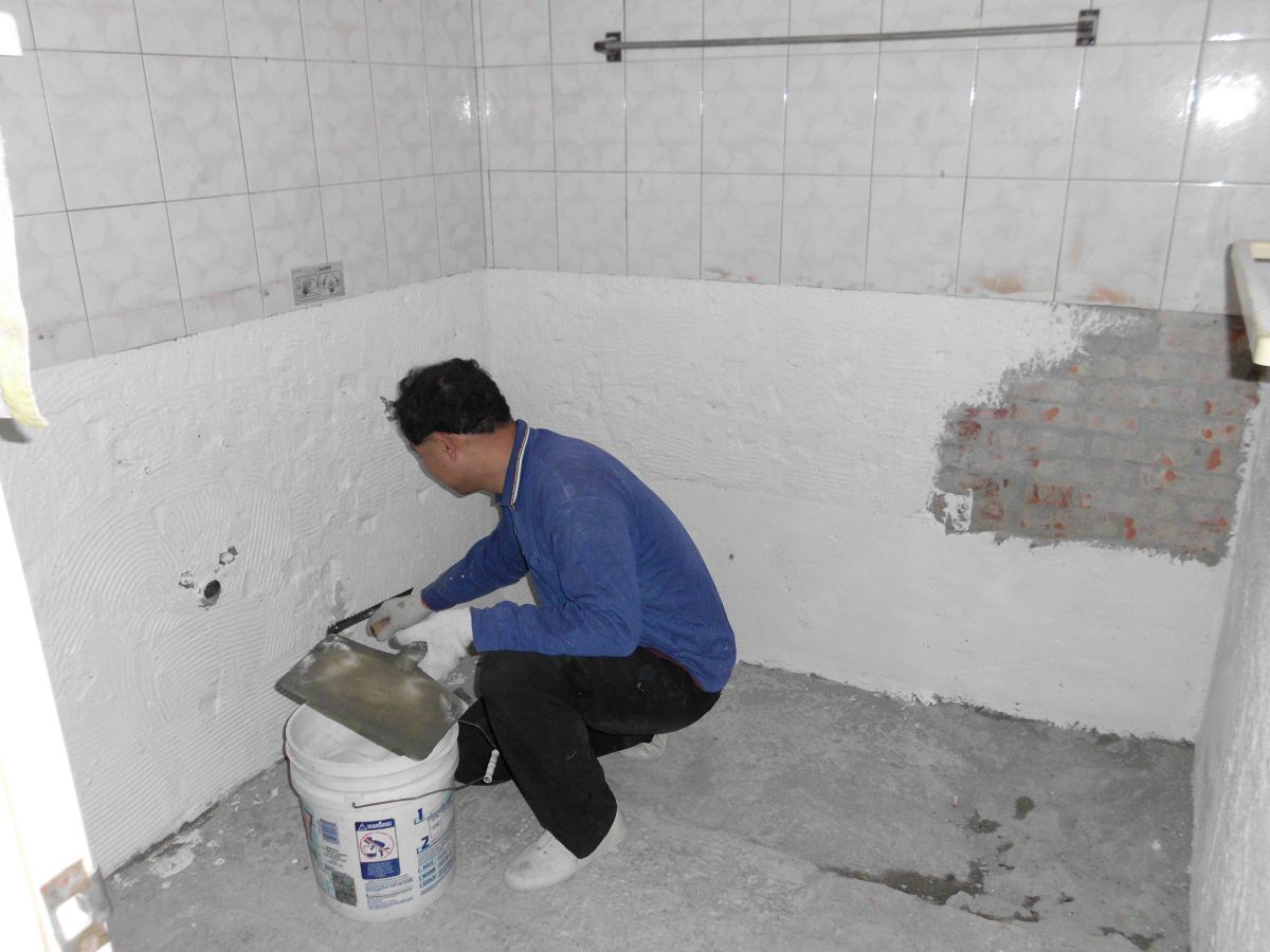 舊屋翻修整新-浴室壁癌抓漏處理中