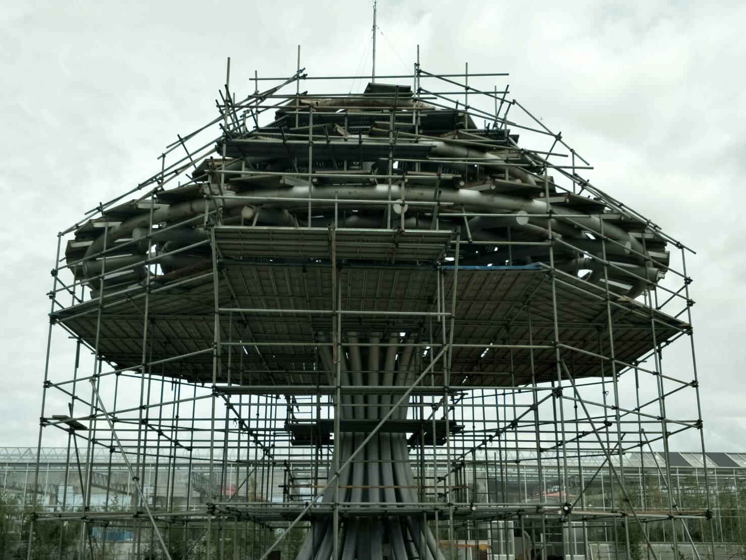 新屋農博太陽能生命樹油漆架臺搭完成