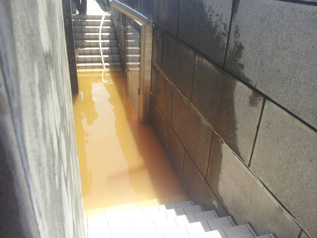 多功能防洪水密窗