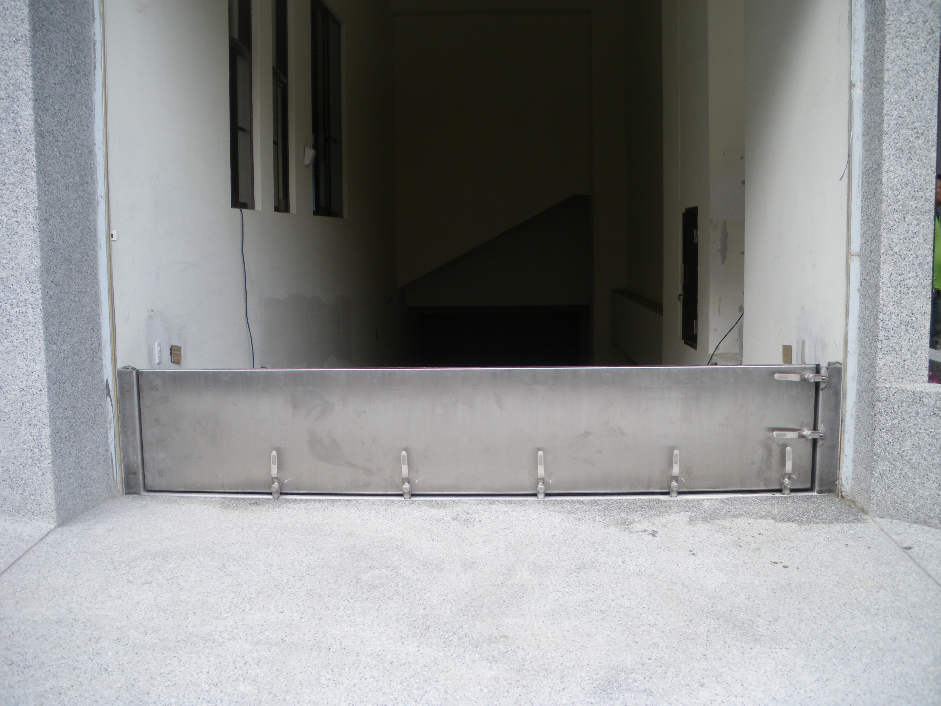 佛光山岡山講堂擺動式閘門