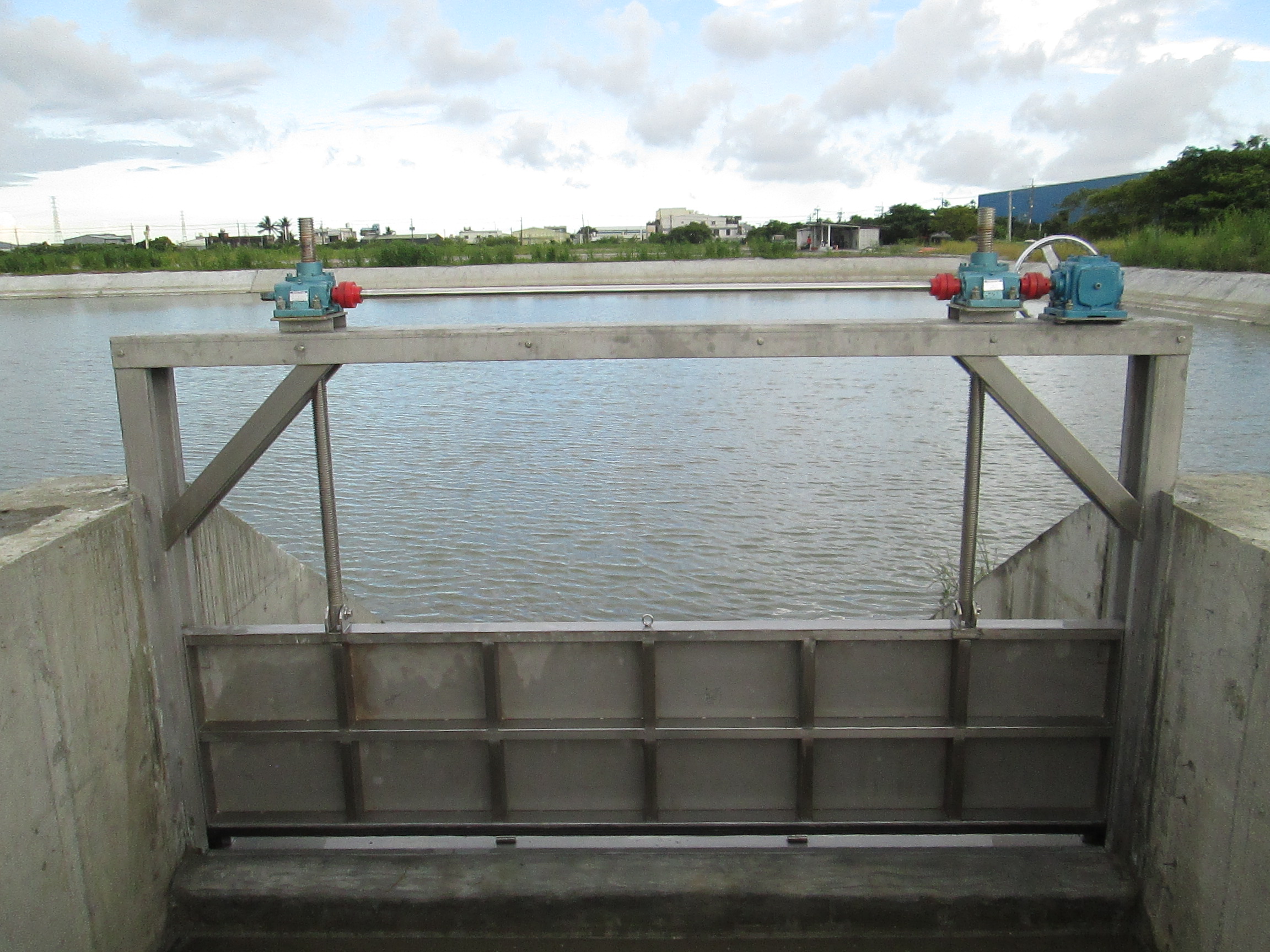 熊建營造雙牙桿溝渠
