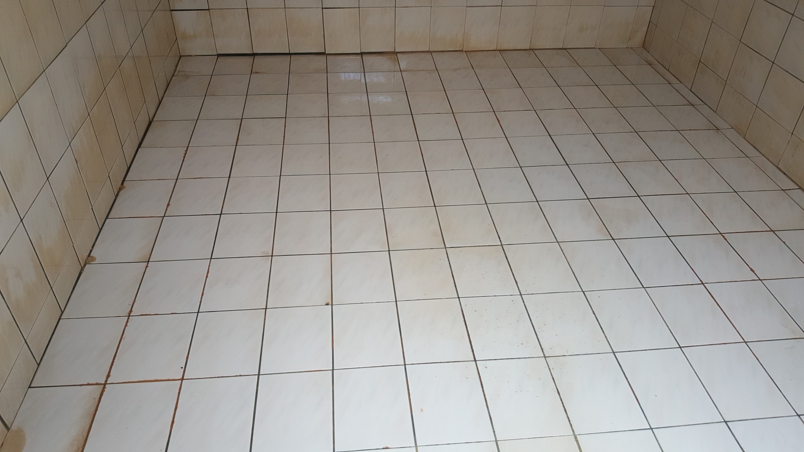 大樓水塔清洗中