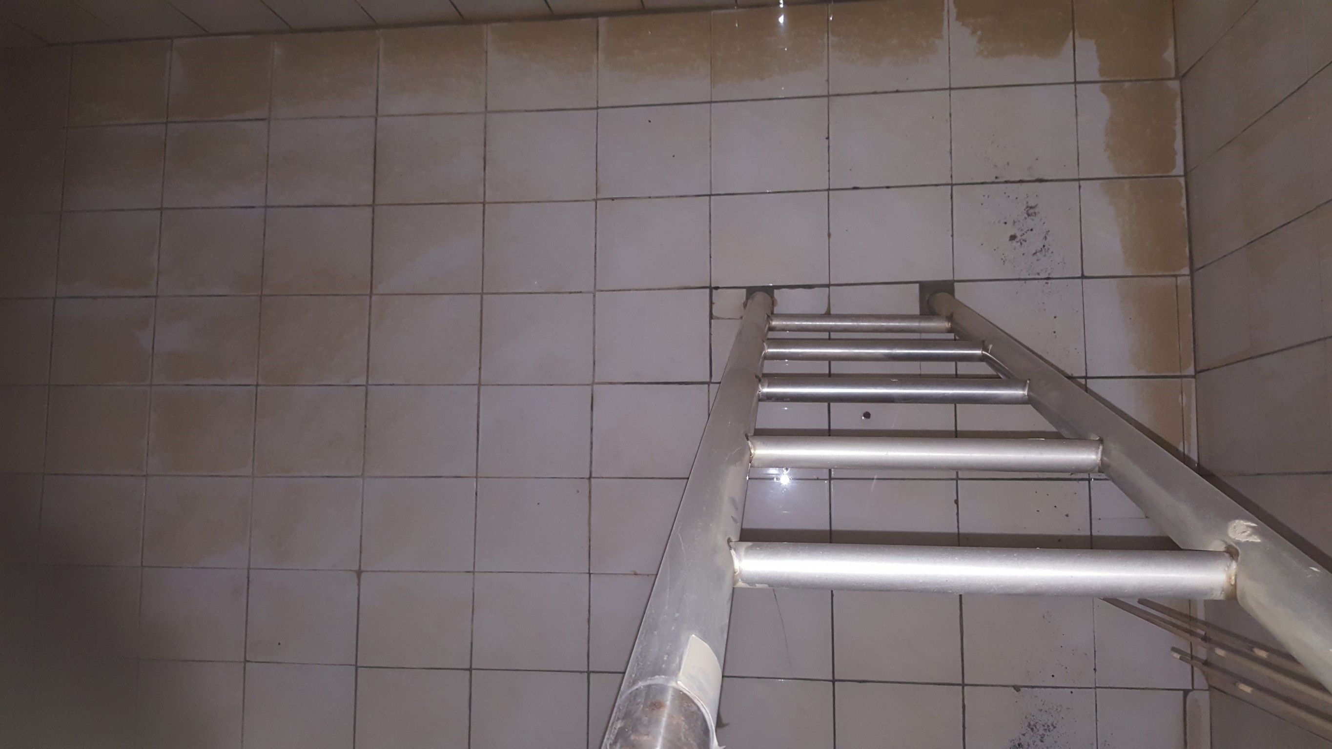 大樓水塔清洗中&nbsp;