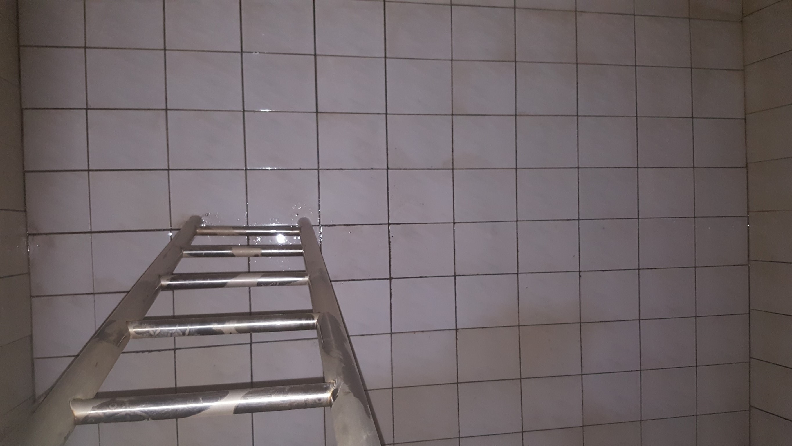 大樓水塔清洗中&nbsp;