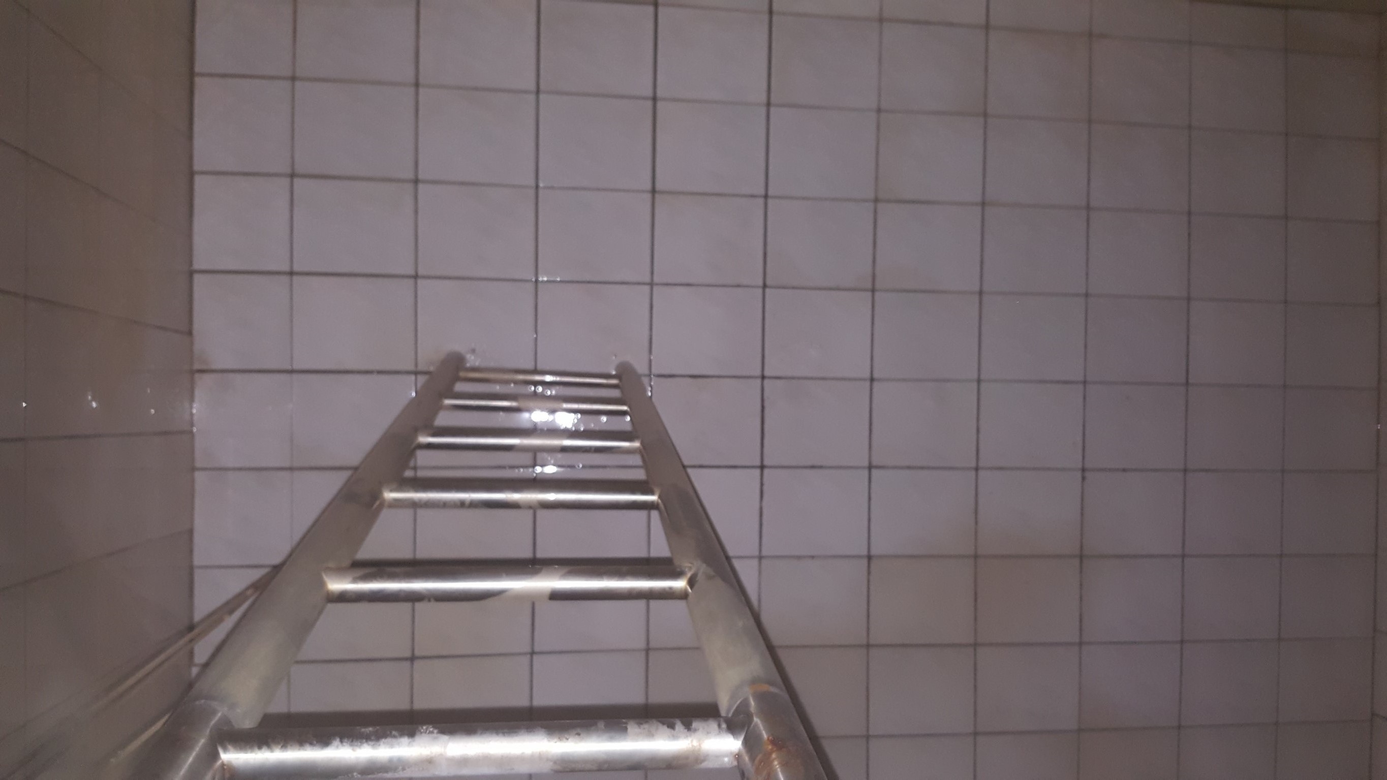 大樓水塔清洗中