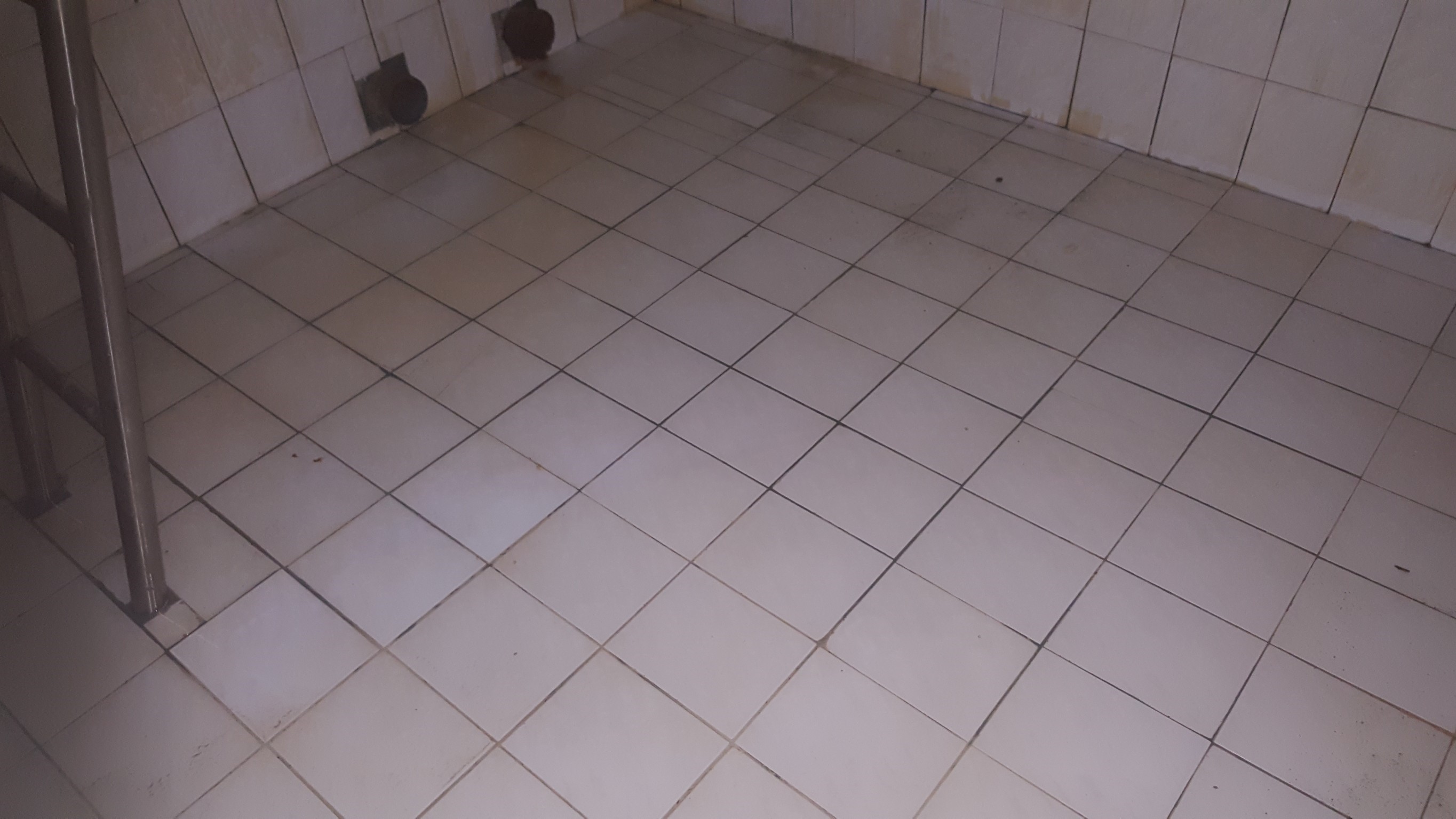 大樓水塔清洗中