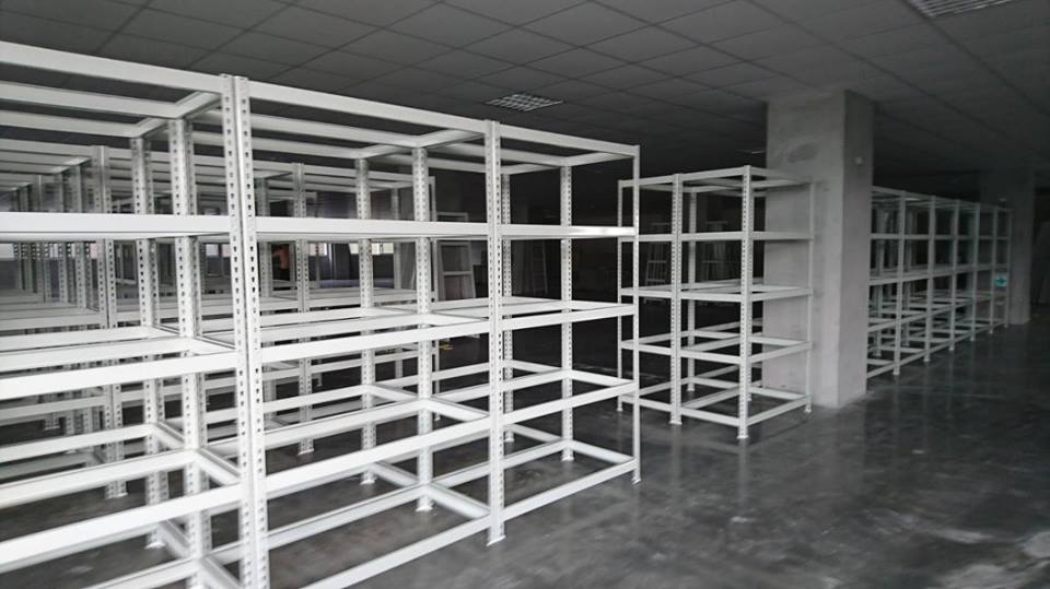 大高雄工業區～象牙白免螺絲角鋼倉儲架&nbsp;