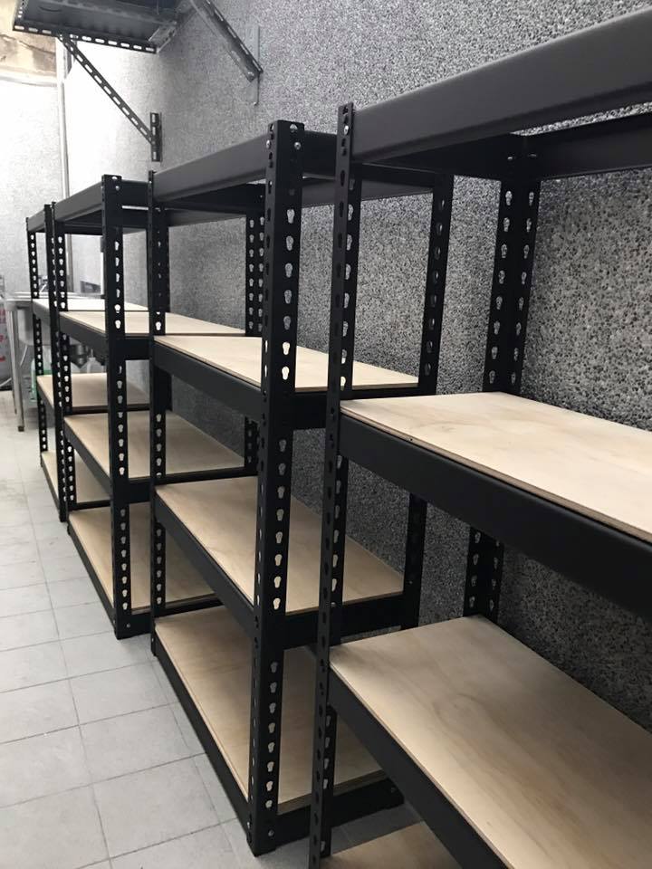 中西區民宿～消光黑角鋼置物架