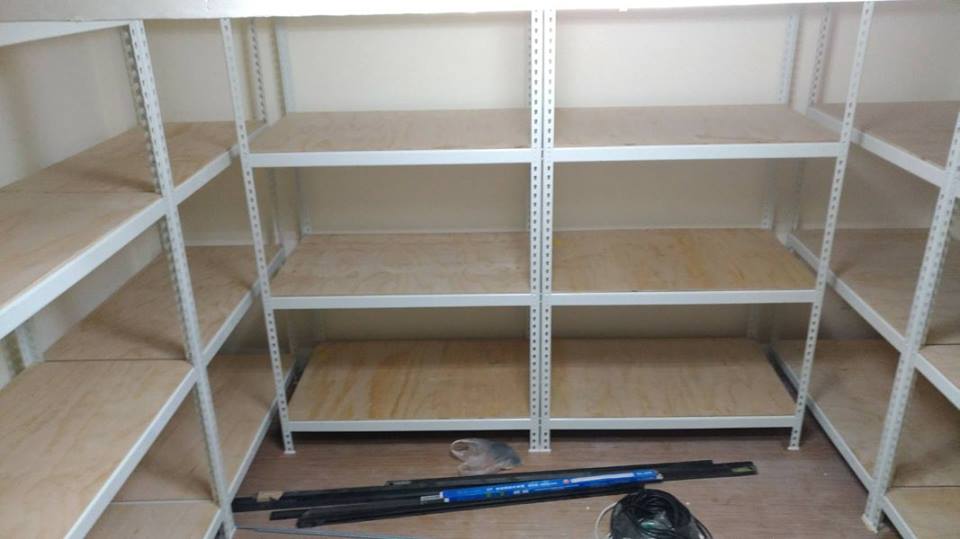 台中青島～倉儲象牙白免螺絲角鋼置物架