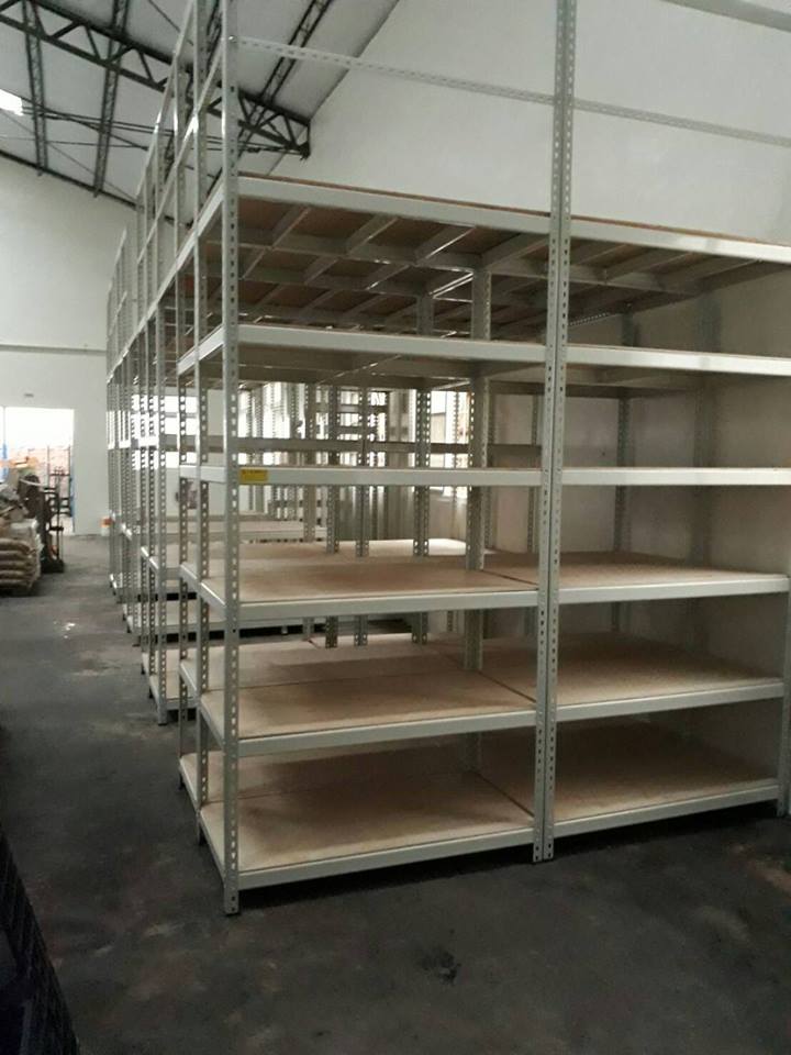 永康區化工廠～基層式象牙白免螺絲角鋼物料架