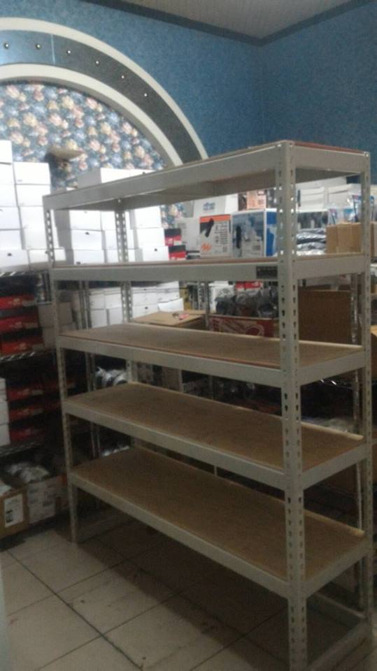 東區保齡球館～象牙白免螺絲角鋼置物架