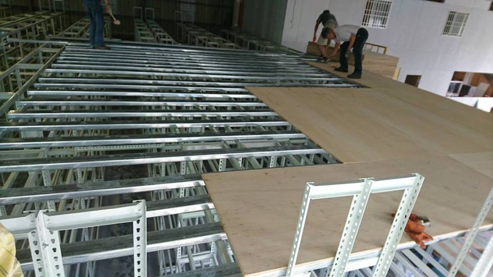 高雄機車物流倉庫~免螺絲角鋼基層式料架施工安裝中