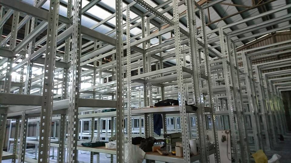 高雄機車物流倉庫~免螺絲角鋼基層式料架施工安裝中