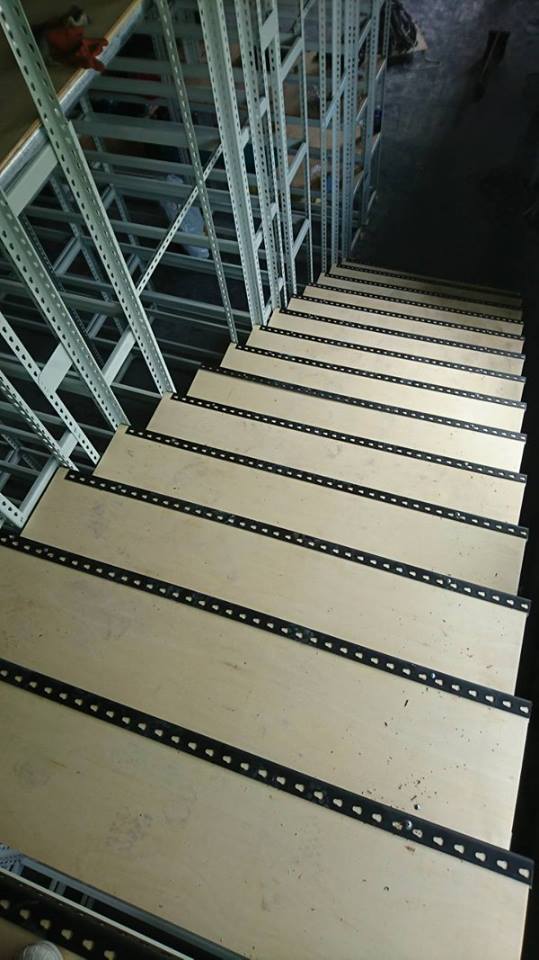 高雄機車物流倉庫~免螺絲角鋼基層式料架施工安裝中&nbsp;