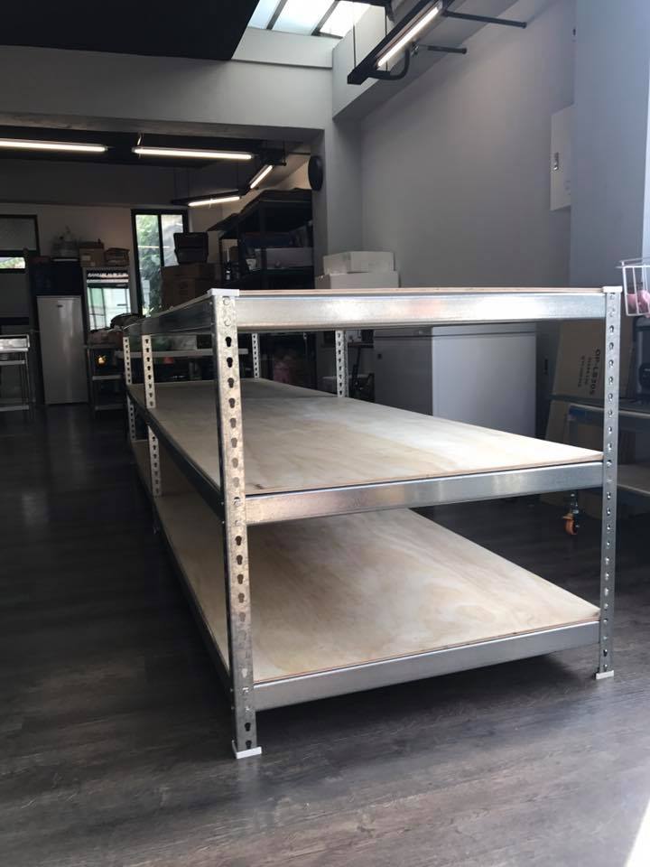 東區餐飲公司～鍍鋅角鋼物料架