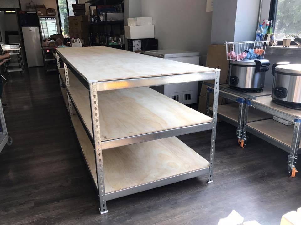 東區餐飲公司～鍍鋅角鋼物料架