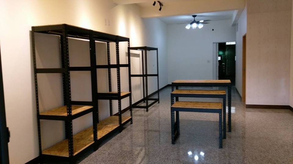 仁德區服飾店～消光黑免螺絲角鋼展示衣架&amp;OSB板