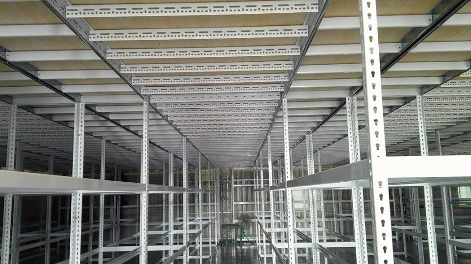 高雄機車物流倉庫~免螺絲角鋼積層式料架施工安裝中