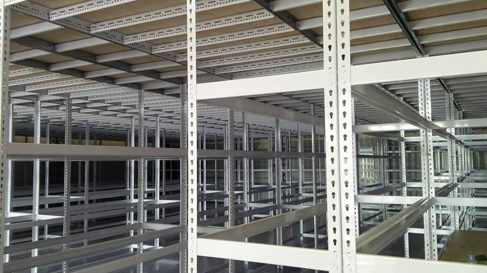 高雄機車物流倉庫~免螺絲角鋼積層式貨料架施工安裝中