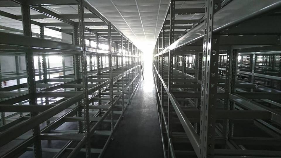 大高雄工業區～象牙白免螺絲角鋼倉儲架