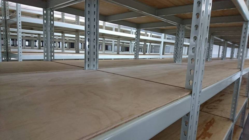 大高雄工業區～象牙白免螺絲角鋼倉儲架&nbsp;