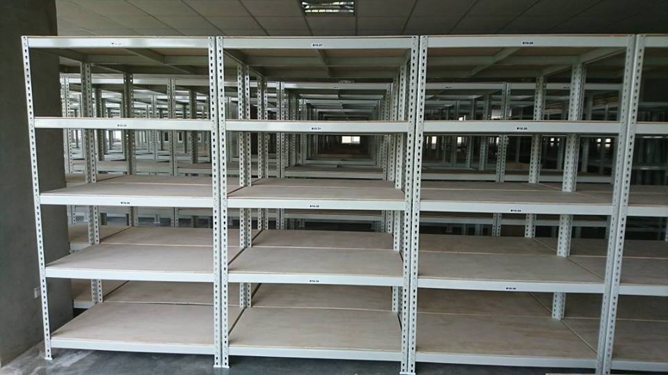 大高雄工業區～象牙白免螺絲角鋼倉儲架&nbsp;