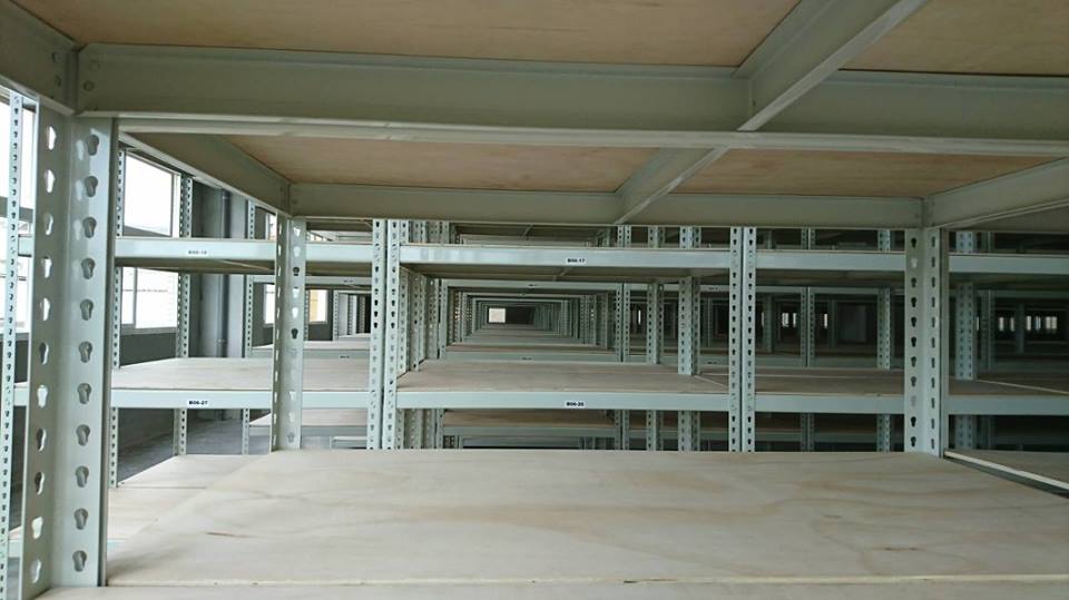 大高雄工業區～象牙白免螺絲角鋼倉儲架&nbsp;