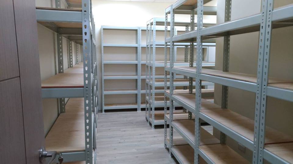 台中青島～倉儲象牙白免螺絲角鋼貨物架