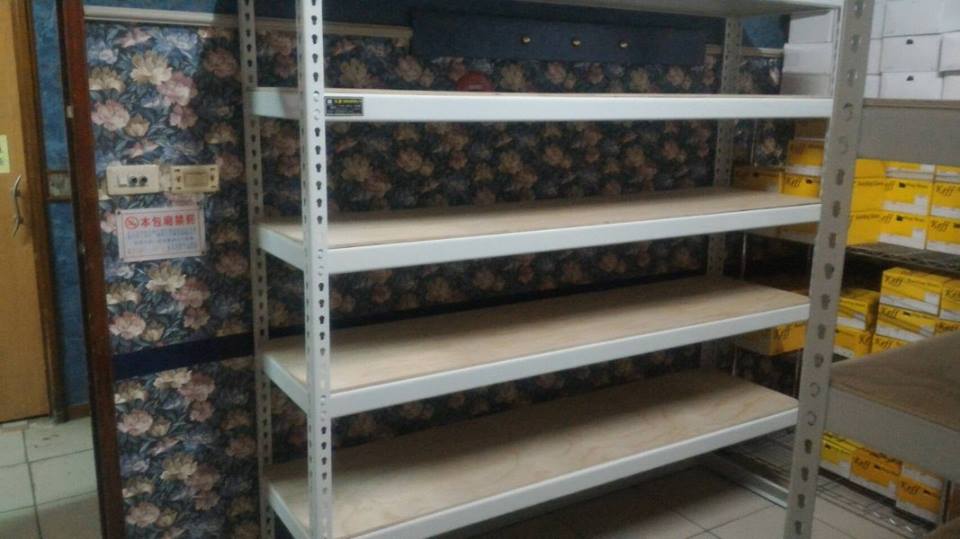 東區保齡球館～象牙白免螺絲角鋼置物架&nbsp;