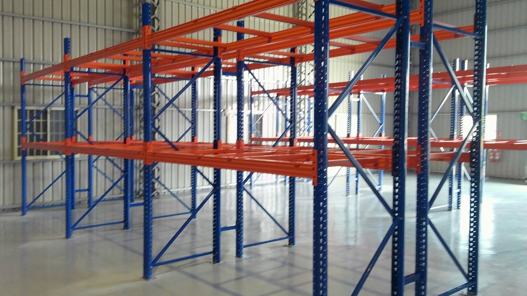 倉儲重型貨物料角鋼鐵架組裝中