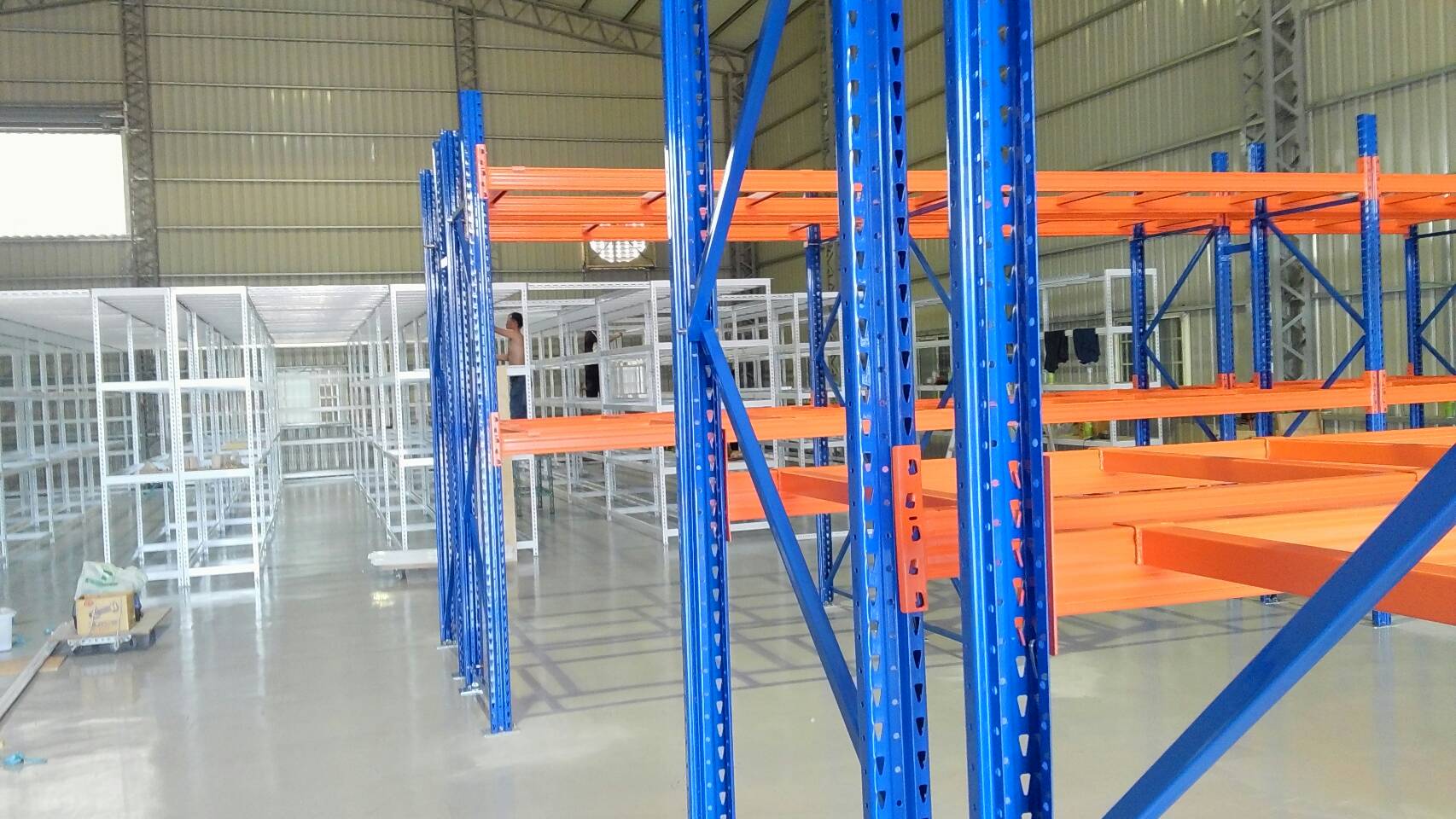 倉儲重型貨物料角鋼鐵架組裝中