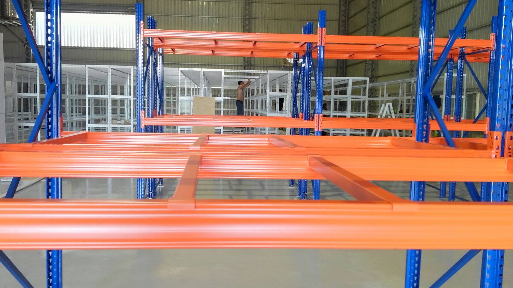 倉儲重型貨物料角鋼鐵架組裝中