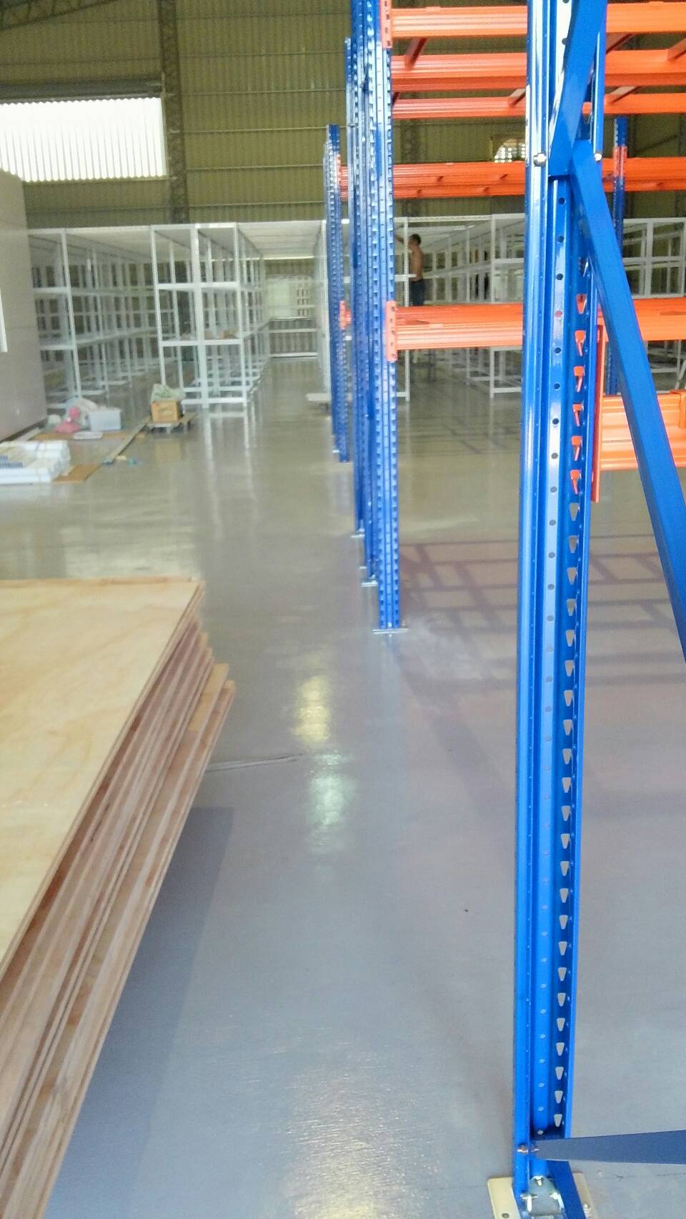 倉儲重型貨物料角鋼鐵架組裝中