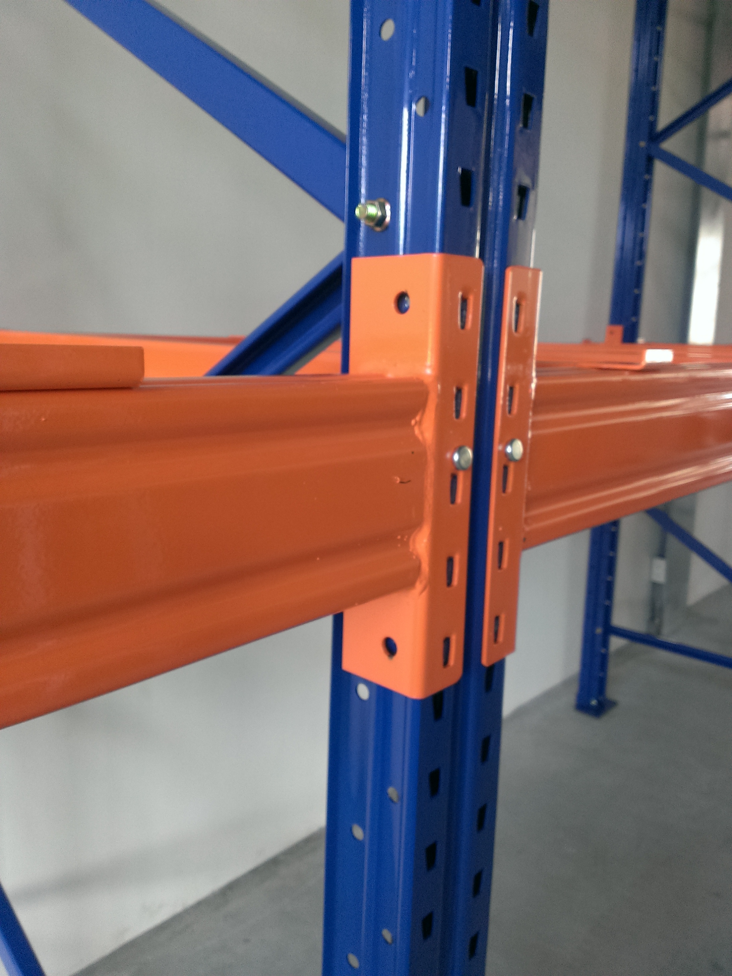 倉儲重型貨物料角鋼鐵架組裝中