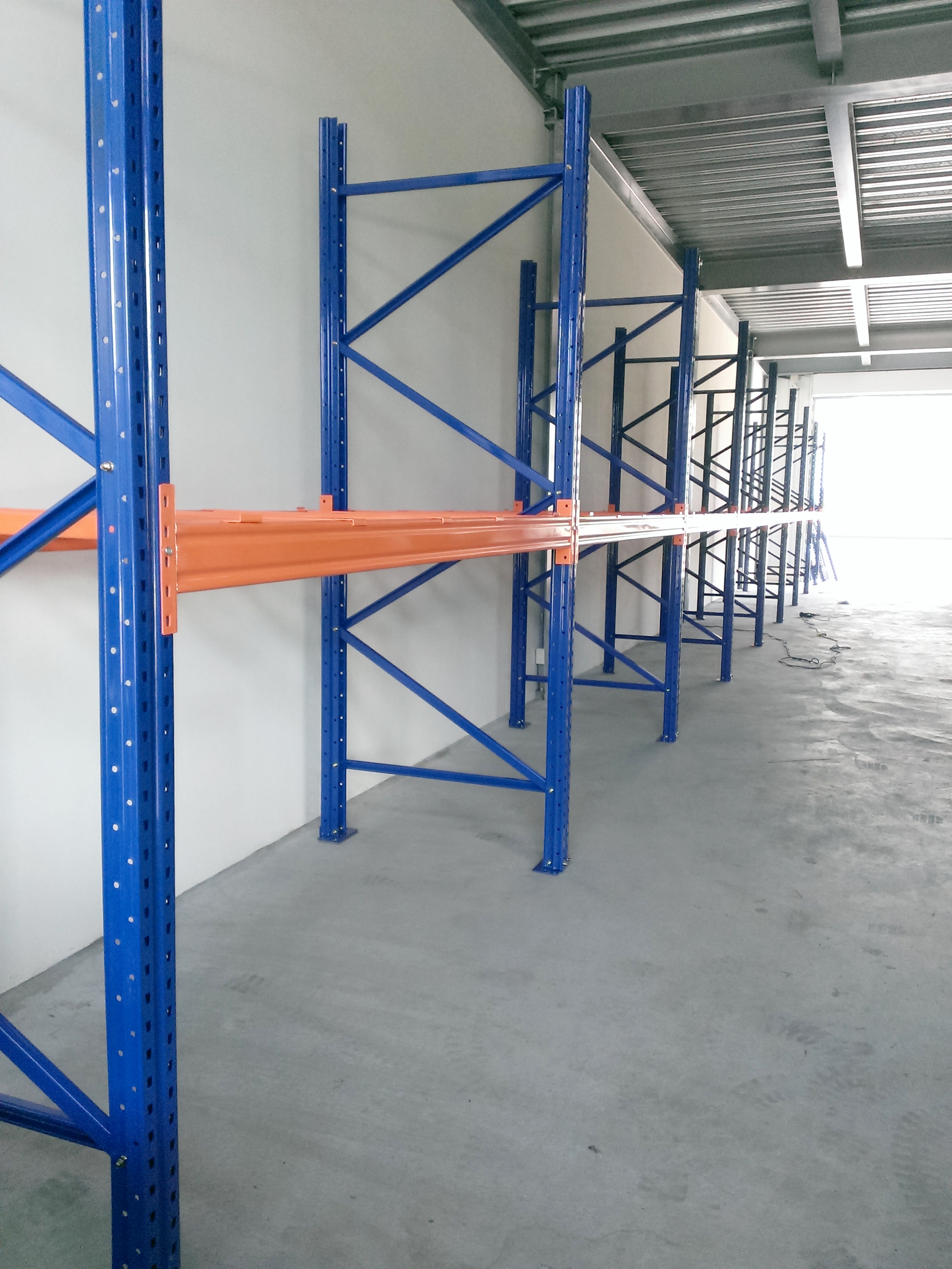 倉儲重型貨物料角鋼鐵架組裝中&nbsp;