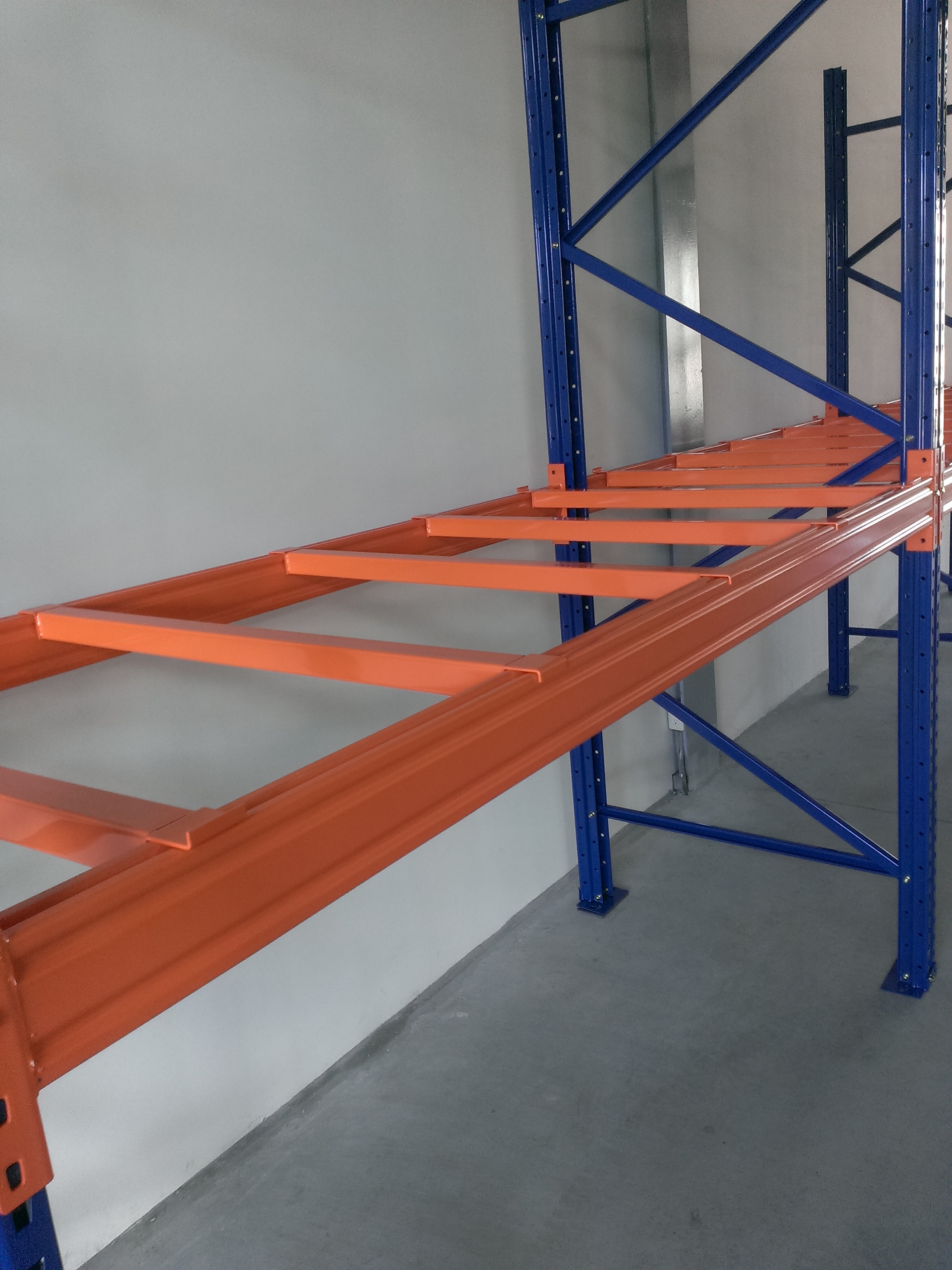 倉儲重型貨物料角鋼鐵架組裝中