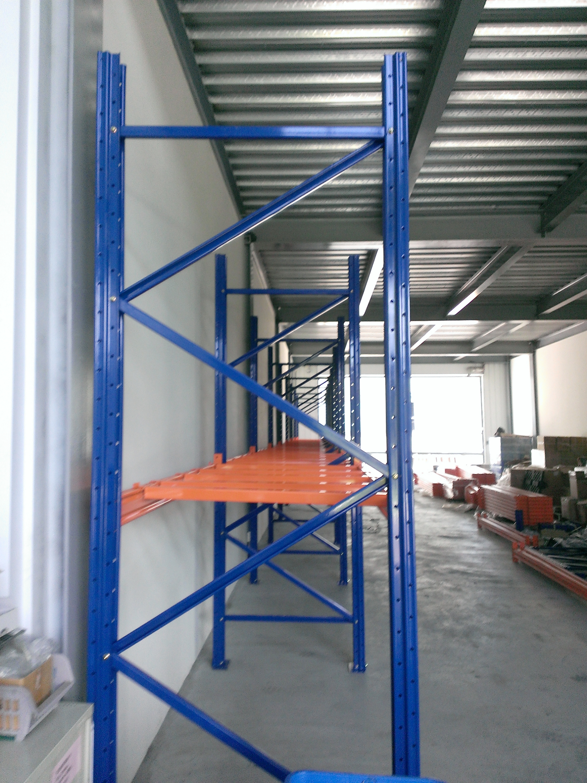 倉儲重型貨物料角鋼鐵架組裝中