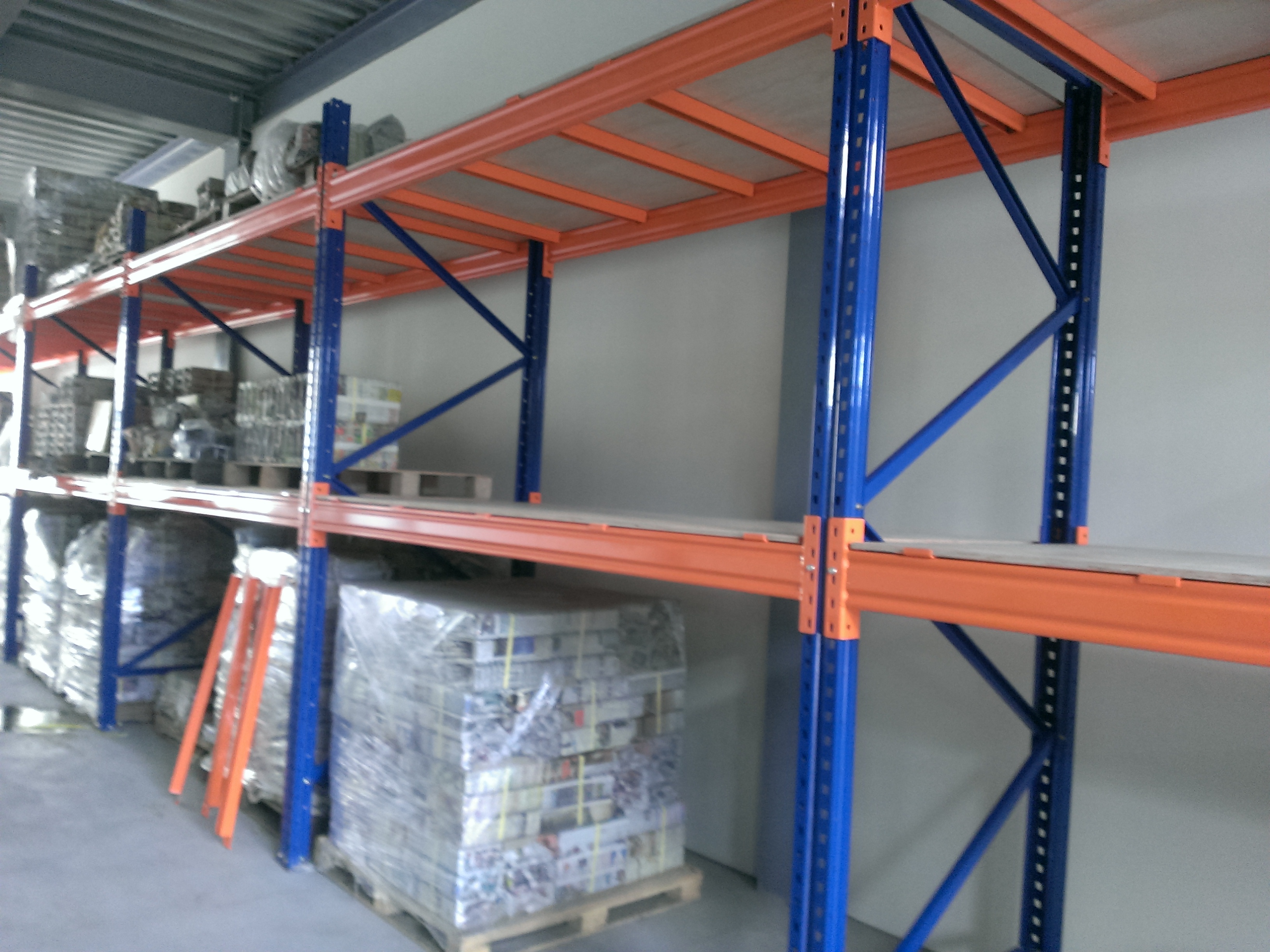 倉儲重型貨物料角鋼鐵架組裝中