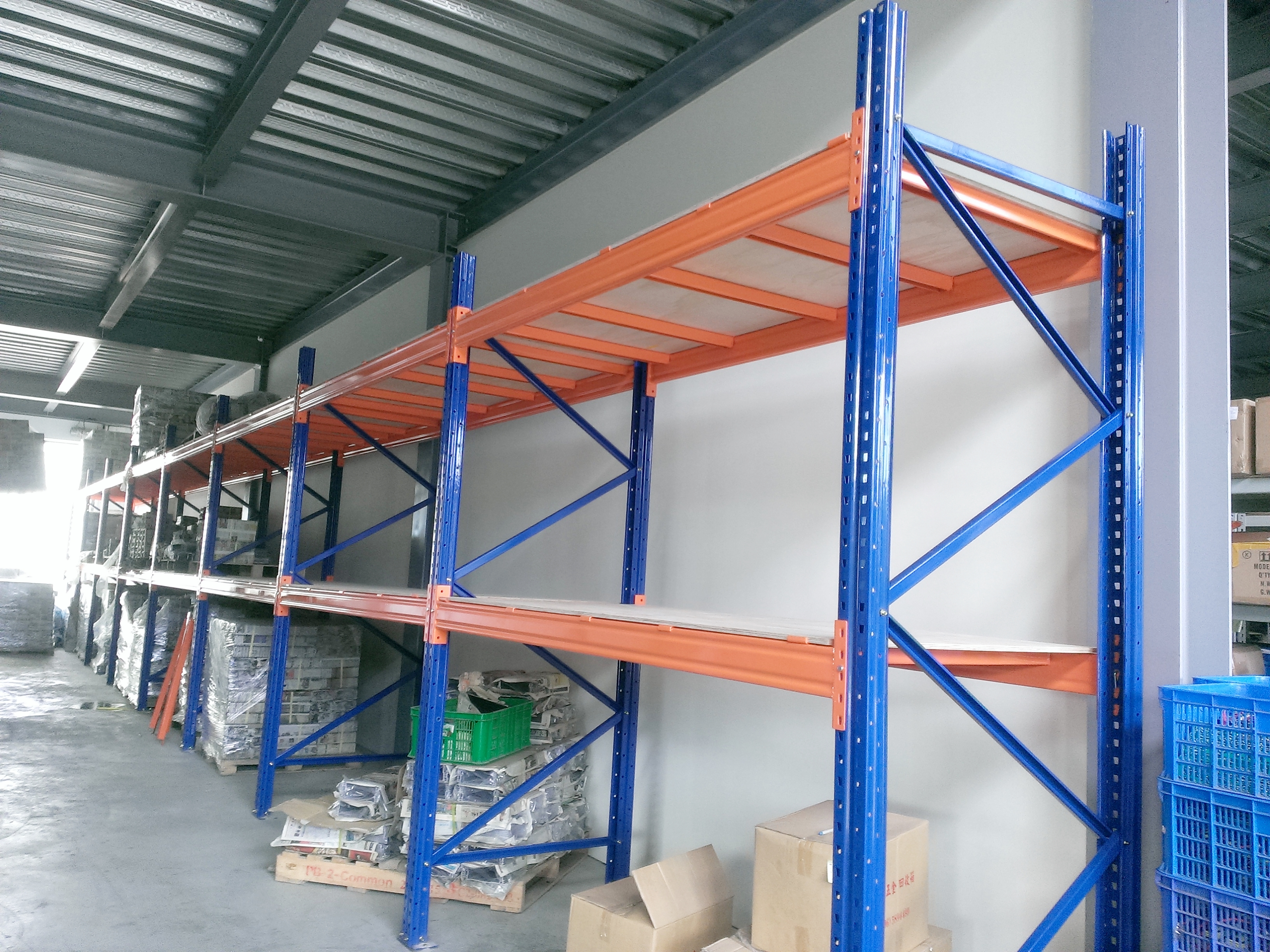 倉儲重型貨物料角鋼鐵架組裝中&nbsp;