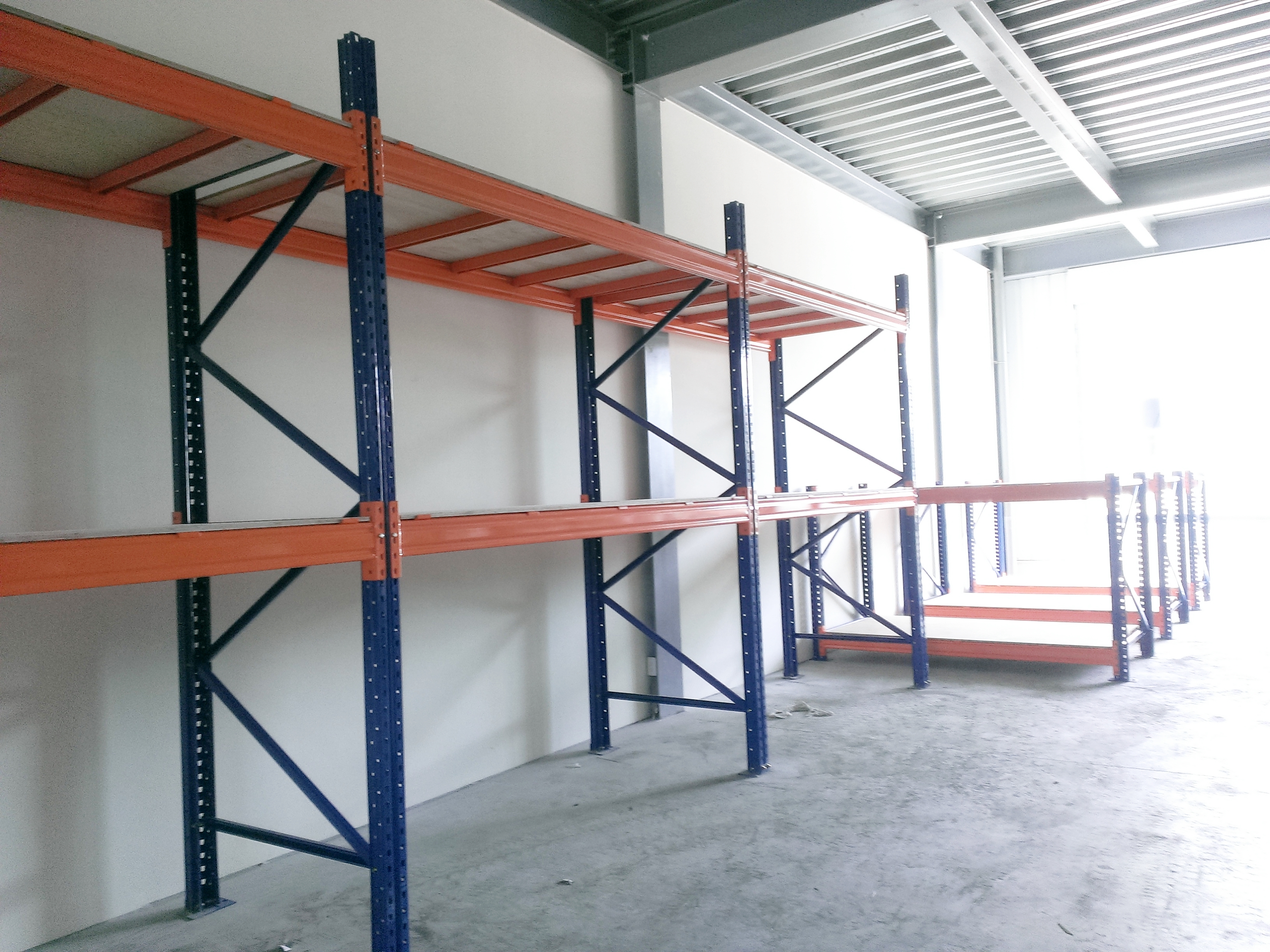 倉儲重型貨物料角鋼鐵架組裝中