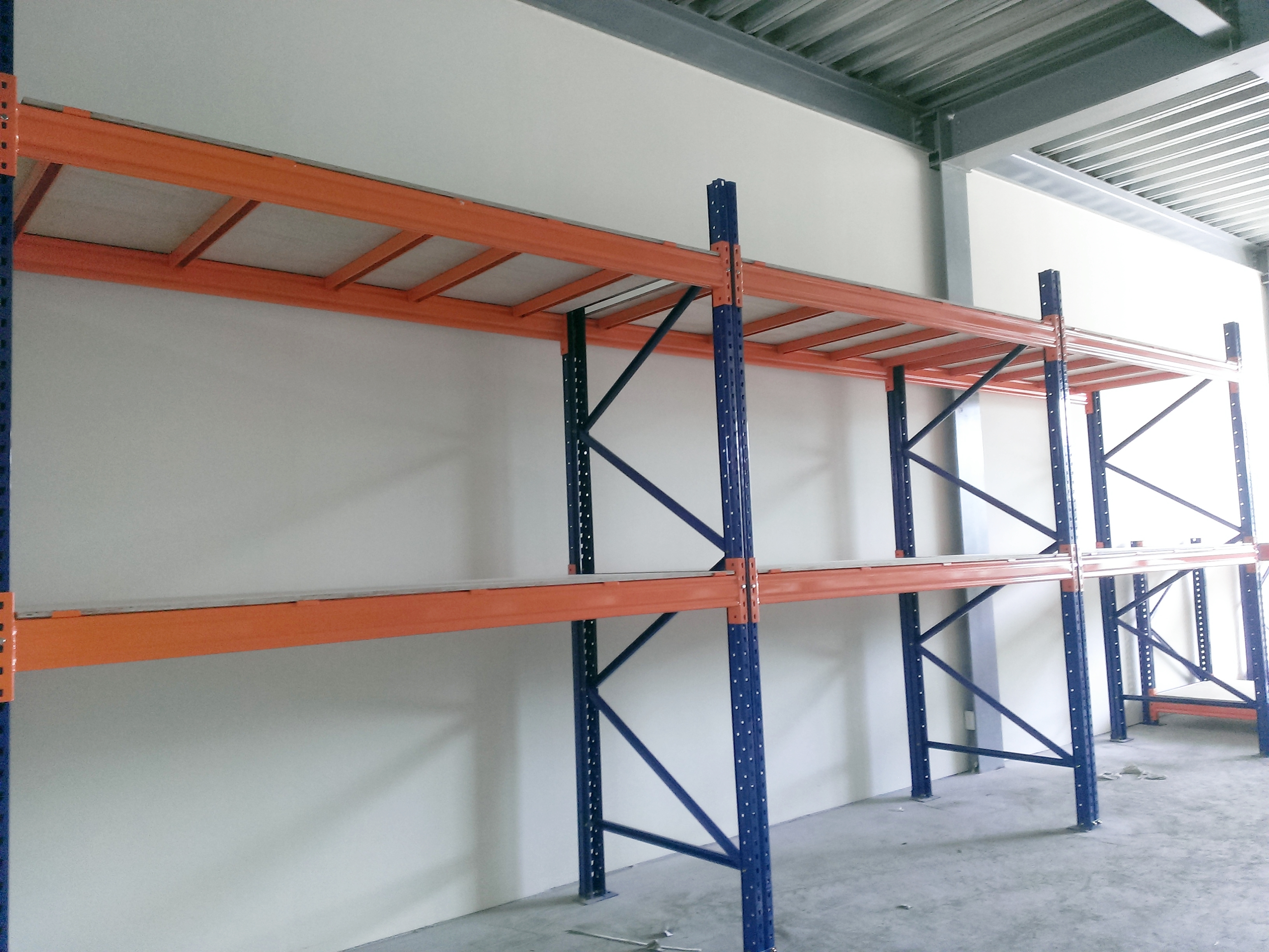 倉儲重型貨物料角鋼鐵架組裝中&nbsp;