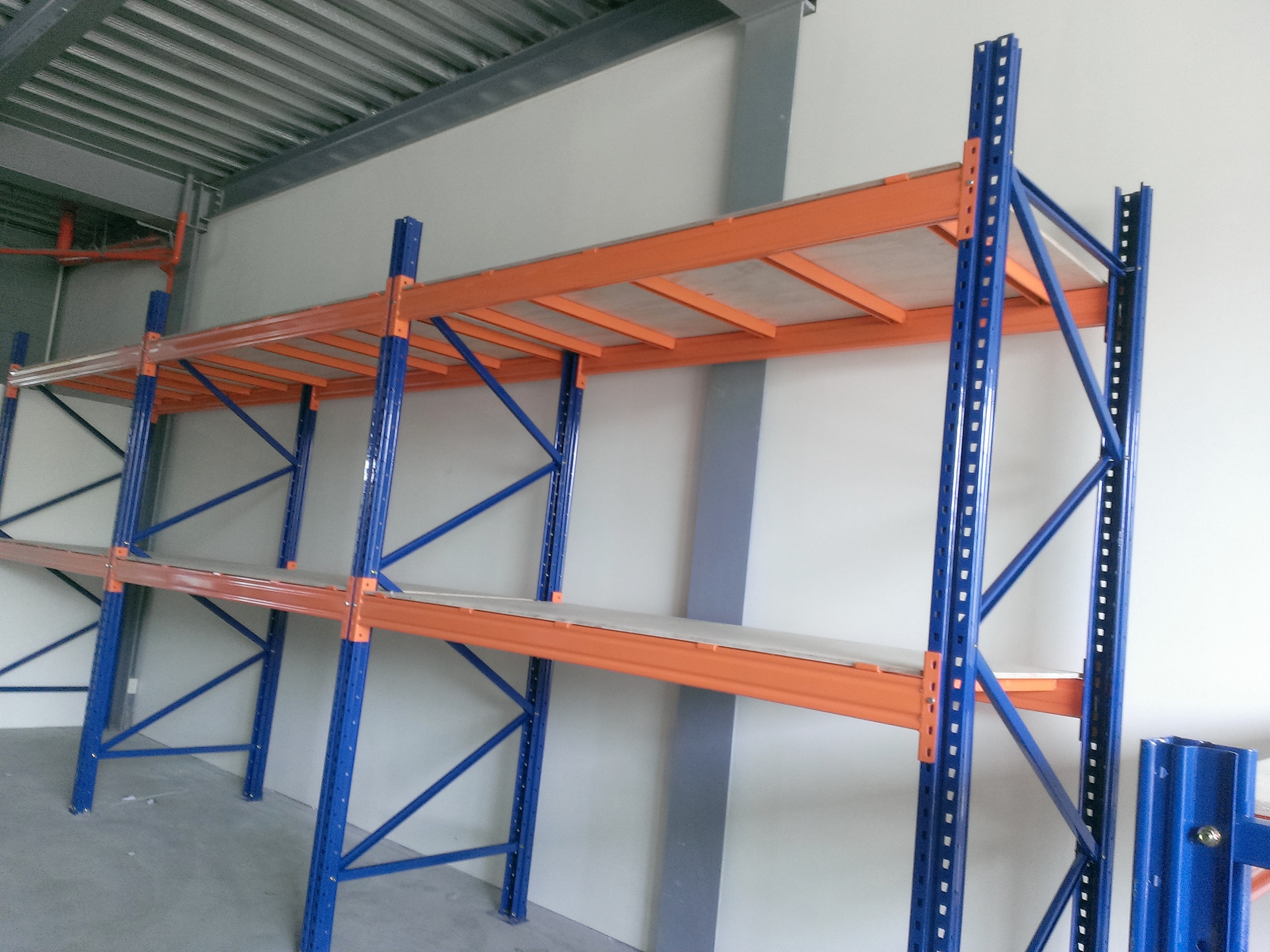 倉儲重型貨物料角鋼鐵架組裝中&nbsp;