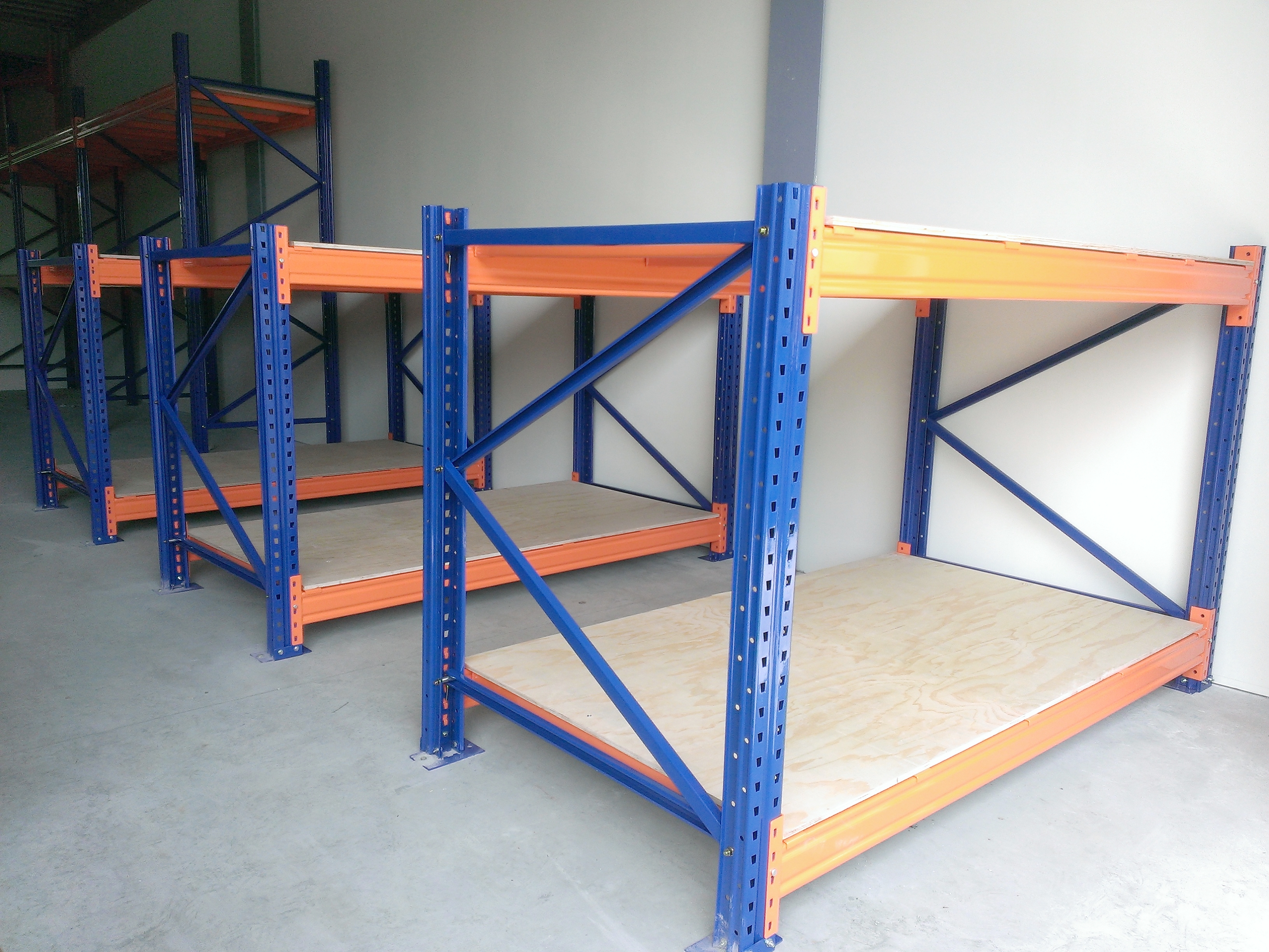 倉儲重型貨物料角鋼鐵架組裝中&nbsp;